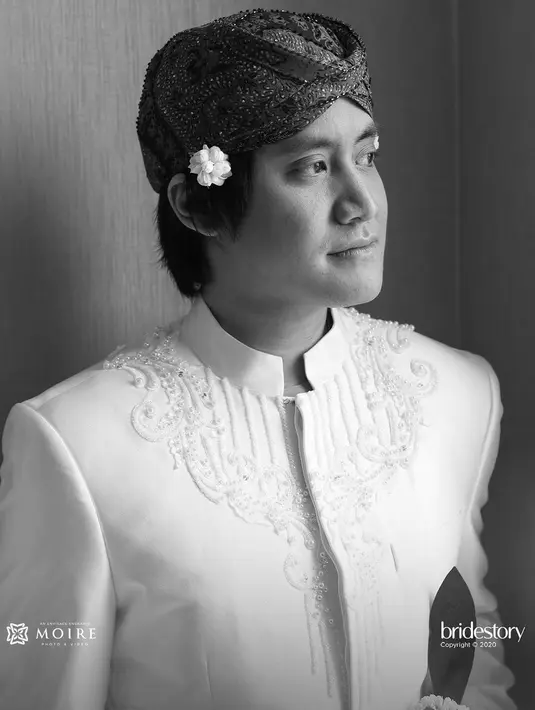 Mengingat sekarang ini masih dalam situasi pandemi Covid-19, Kevin pun mengikuti imbauan pemerintah untuk membatasi jumlah orang yang hadir. Untuk itu, dalam akad nikahnya, ia hanya mengundang keluarga dan orang terdekat saja. (Instagram/thebridestory)