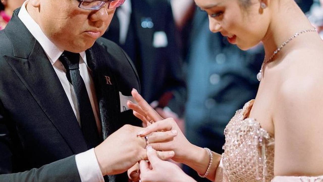 Pernikahan tersebut digelar dengan menyewa seluruh ruangan di salah satu hotel bintang lima di Surabaya.<br>