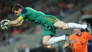 Iker Casillas. Pada Piala Dunia 2010 yang digelar di Afrika Selatan, kiper Timnas Spanyol ini mampu membawa negaranya menjadi yang terbaik usai mengalahkan Belanda 1-0 lewat perpanjangan waktu. Dalam total 7 laga ia mencatat 5 kali clean sheet dan hanya kebobolan 2 gol. Selain di Piala Dunia 2010, ia juga tampil di edisi 2002, 2006 dan 2014. Total ia mengumpulkan 17 caps dalam 4 edisi Piala Dunia dengan torehan 7 kali clean sheet dan kebobolan 18 gol. (AFP/Pedro Ugarte)