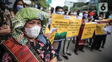 Massa yang tergabung dalam Aliansi Gerak Rakyat Tutut TPL menggelar aksi di depan Kantor Kementerian Koordinator Bidang Kemaritiman dan Investasi, Jakarta, Rabu (24/11/2021). Aksi diikuti 40 orang perwakilan masyarakat adat Tono Batak. (Liputan6.com/Faizal Fanani)