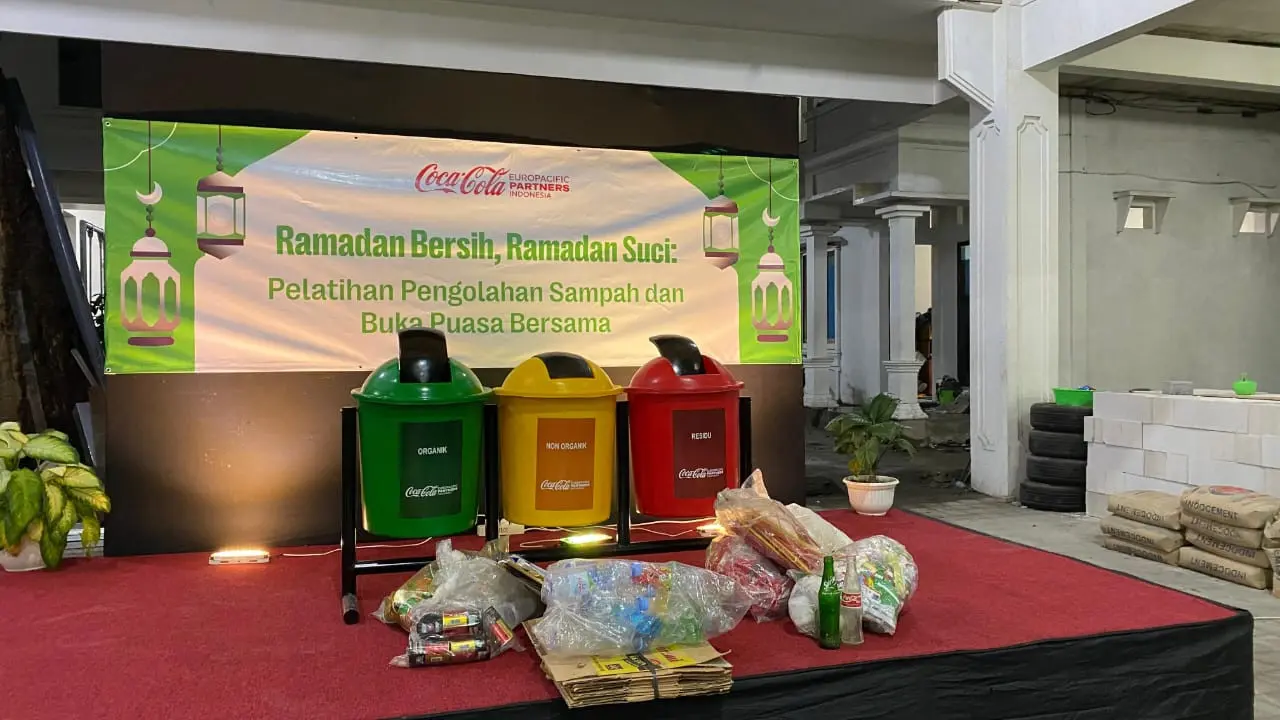 Coca-Cola Europacific Partners Indonesia (CCEP Indonesia) menggelar "Ramadan Bersih, Ramadan Suci", dirancang untuk menyatukan nilai-nilai kebersamaan dan keberlanjutan lingkungan.