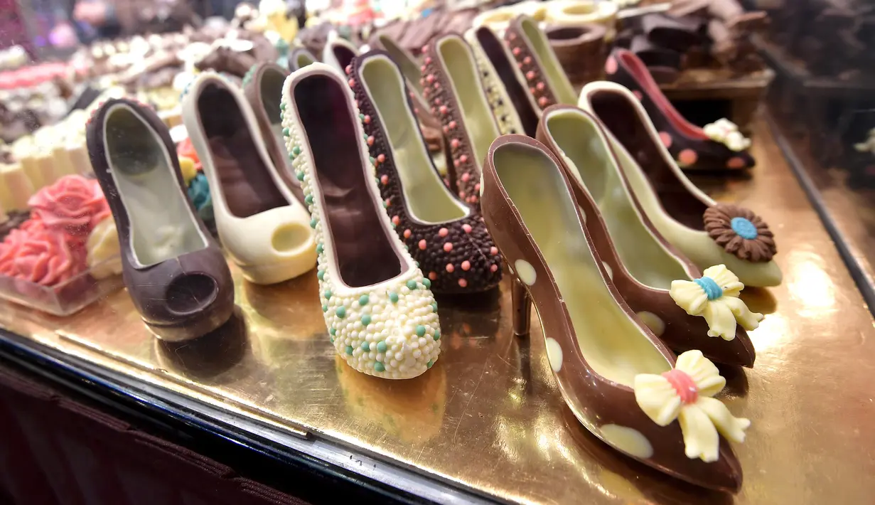 Kreasi cokelat yang berbentuk sepatu hak tinggi ditampilkan selama Chocolate Fair di Brussels, Belgia pada 21 Februari 2019. Edisi ke-6 Chocolate Fair berlangsung mulai 22 Februari 2019 hingga 24 Februari mendatang. (Photo by EMMANUEL DUNAND / AFP)