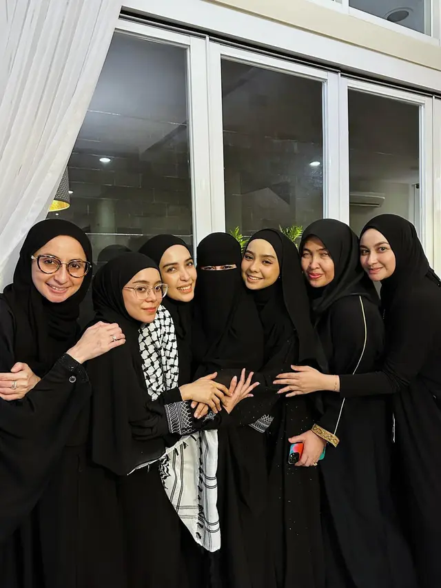 7 Potret Lesti Kejora dan Rizky Billar Rayakan Tahun Baru dengan Gelar Pengajian