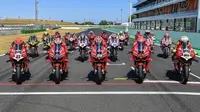 Pembalap tim Ducati dari berbagai kejuaraan turut hadir dalam ajang ini. Dan yang paling menarik adanya penjualan motor Ducati Panigale V4 S Limited Edition. (Ride Apart)