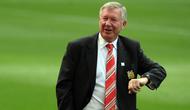 Mantan pelatih MU, Sir Alex Ferguson, bukanlah penyuka tren sepatu sepak bola warna-warni. Ferguson hanya membolehkan memakai sepatu berwarna hitam terutama untuk pemain-pemain muda. (AFP/Paul Ellis)