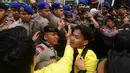 Massa mahasiswa terlibat aksi dorong dengan petugas kepolisian saat aksi BEM UI  di Jalan MH Thamrin, Jakarta, Selasa, 18 Agustus 2026. (KLY/ Arie Basuki)