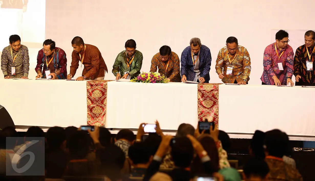 Sejumlah direksi BUMN dan swasta menandatangani nota kesepahaman pada pembukaan Indonesia Fintech Festival & Conference di Tangerang, Selasa (30/8). Fintech merupakan industri jasa keuangan berbasis teknologi digital. (Liputan6.com/Faizal Fanani)