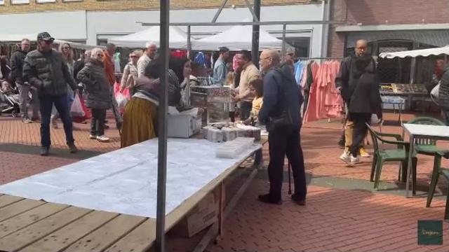 6 Potret Shireen Sungkar Bantu Ibunda Jualan Pisang Goreng di Belanda