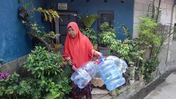 PMI Salurkan 4.000 Liter Air Bersih untuk Warga Depok yang Kekeringan