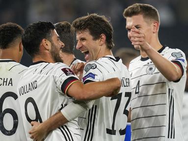Jerman - Tim Panser menjadi negara pertama yang memastikan melaju ke Piala Dunia 2022. Skuad Hansi Flick itu tampil mengesankan dengan mengoleksi 22 poin dari delapan laga yang sudah dijalani. (AP/Michael Sohn)