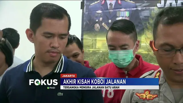 Polres Metro Jakarta Pusat tangkap pengendara sedan yang mengacungkan senjata apinya pada pengemudi minibus.