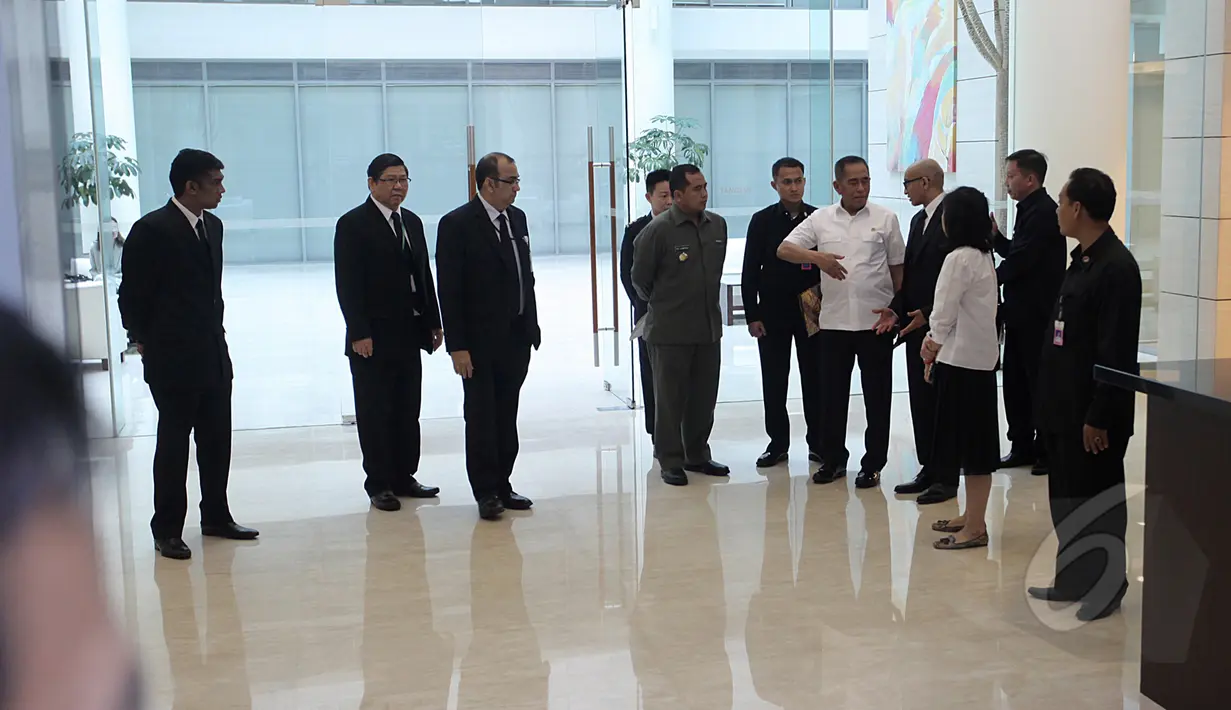 Kedatangan Menhan Ryamizard Ryacudu disambut oleh Dubes Singapura, Jakarta, Kamis (26/3/2015). Kedatangan Ryamizard untuk mengucapkan bela sungkawa atas kepergian mantan Perdana Menteri Singapura Lee Kuan Yew.(Liputan6.com/Johan Tallo)