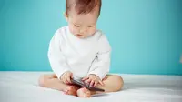 Anak usia nol hingga lima tahun sebaiknya memaksimalkan perkembangan motorik. Sehingga baiknya bermain ponsel maksimal satu jam per hari. (Foto: www.parents.com)