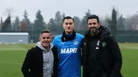 Pelatih Timnas Indonesia, John Herdman (kiri), saat menyambangi Jay Idzes yang sedang berlatih bersama Sassuolo. (dok. Sassuolo)