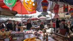Lentera tradisional yang dikenal dalam bahasa Arab sebagai "Fanous Ramadan" dipajang untuk dijual di pasar Shorja di pusat kota Baghdad pada 7 Maret 2024. (AHMAD AL-RUBAYE/AFP)