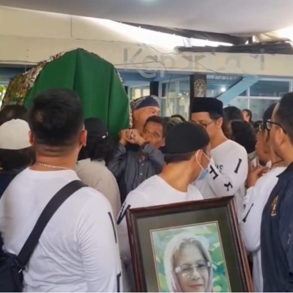 Potret Suasana Duka di Markas Slankers di Potlot, Bimbim Slank  Tegar Panggul Keranda Bunda Iffet