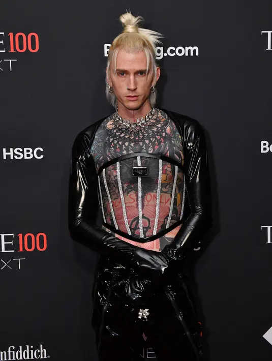 <p>Machine Gun Kelly saat menghadiri Time100 Next Gala di SECOND Floor, New York City, Amerika Serikat, 25 Oktober 2022. Machine Gun Kelly mengenakan eveningwear, tapi ke tingkat berikutnya. (Craig Barritt/Getty Images for TIME/AFP)</p>