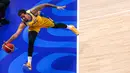 Pebasket Brasil, Lucas Dias berusaha menggapai bola pada laga kedua Grup G Piala Dunia FIBA 2023 melawan Spanyol di Indonesia Arena, Senayan, Jakarta, Senin (28/08/2023). Spanyol menang atas Brasil dengan skor 96-78. (Bola.com/Bagaskara Lazuardi)