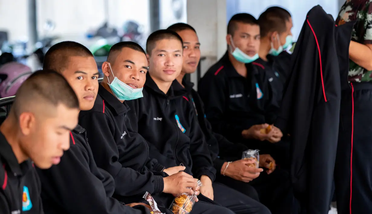 Sejumlah tentara bersiap untuk mendonorkan darahnya setelah penembakan brutal di Korat, Nakhon Ratchasima, Thailand, Minggu (9/2/2020). Seorang tentara Thailand, Jakraphanth Thomma, mengamuk dan memberondong pengunjung mal Terminal 21 di Korat dengan senapan. (AP Photo/Gemunu Amarasinghe)
