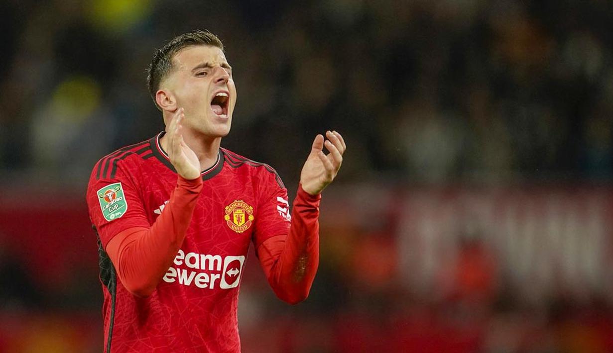 Ekspektasi tinggi Manchester United saat mendatangkan Mason Mount dari Chelsea dengan benderol 64,2 juta euro. Mount yang diharapkan bisa membuat lini serang MU semakin garang justru terlihat kesulitan menunjukkan performa terbaiknya. Sejauh ini, Pemain berusia 24 tahun itu belum mampu mencetak gol dari delapan pertandingan untuk klub barunya. (AP Photo/Dave Thompson)
