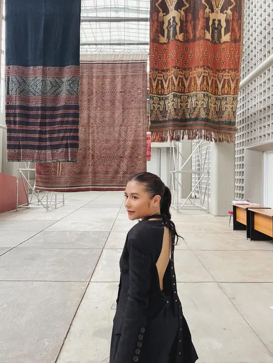 Rambut panjang wanita 25 tahun itu terlihat diikat seketika memperjelas mode fashion backless yang ia kenakan. (Liputan6.com/IG/@prillylatuconsina96).