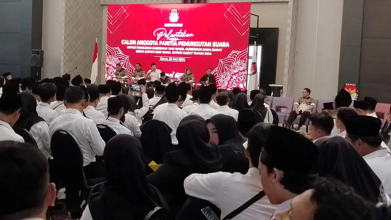 Komisi Pemilihan Umum Daerah (KPUD) Garut, Jawa Barat melantik sekitar 1.326 orang petugas Panitia Pemungutan Suara (PPS) untuk pilkada Garut 2024. (Liputan6.com/Jayadi Supriadin)