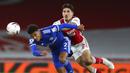 Pemain Leicester City, James Justin, berebut bola dengan bek Arsenal, Hector Bellerin, pada laga Liga Inggris di Stadion Emirates, Minggu (25/10/2020). Arsenal tumbang dengan skor 0-1. (Catherine Ivill/Pool via AP)