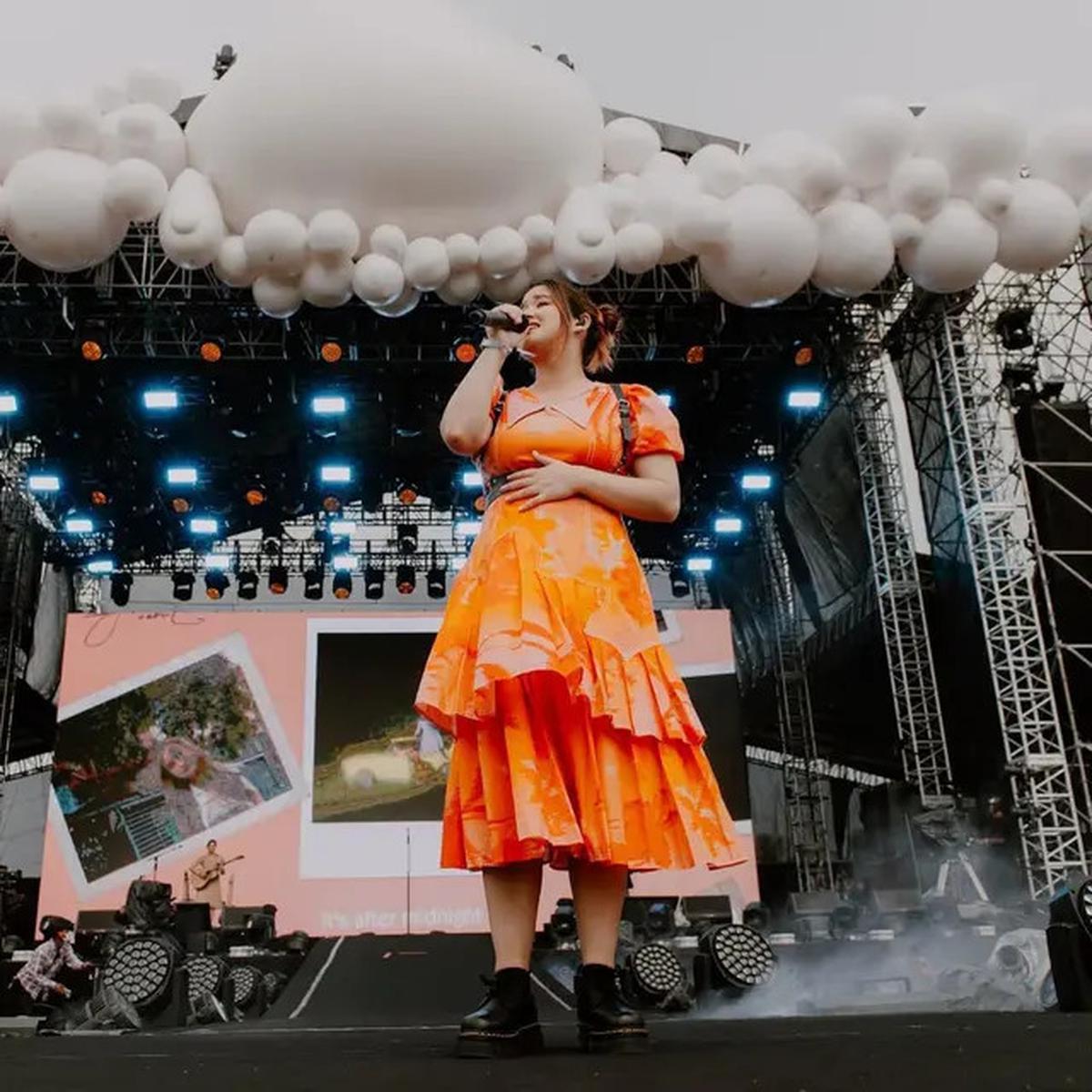 6 Potret Stephanie Poetri Pakai Dress, dari Look Edgy hingga Romantis
