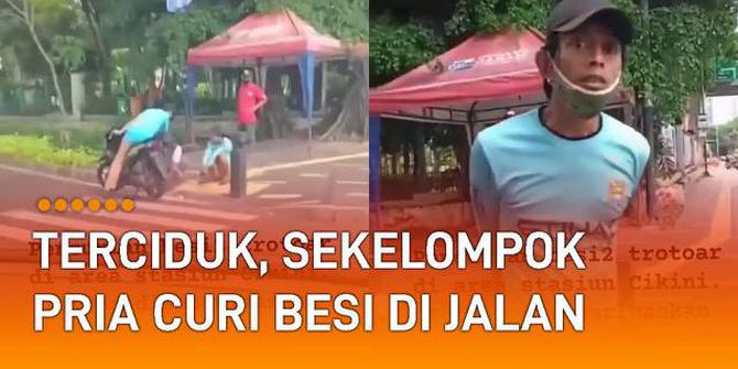 VIDEO: Terciduk, Sekelompok Pria Curi Besi di Jalan