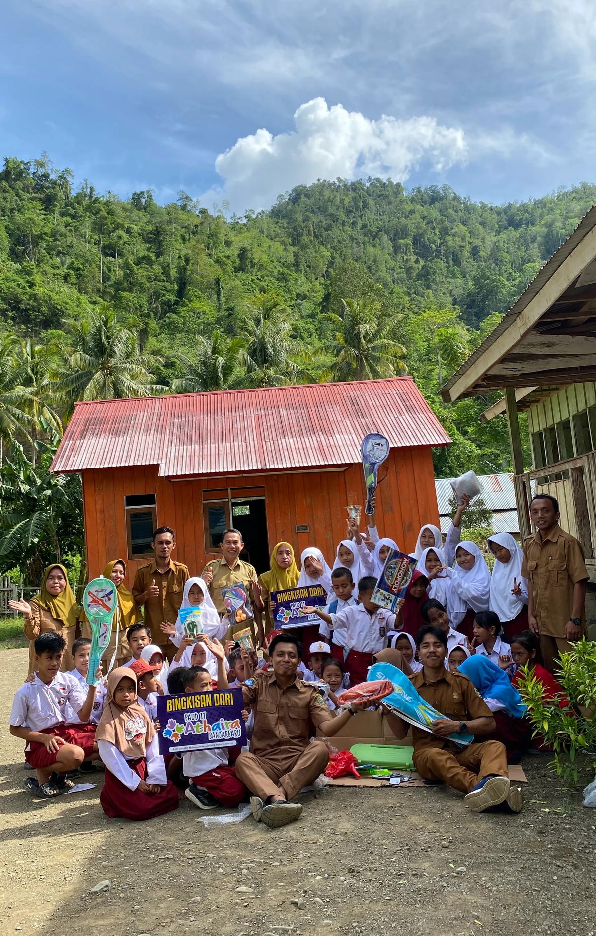Mengabdi Sebagai Guru di Tempat Terpencil