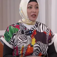 Angelina Sondakh beradaptasi dengan putra kandungnya, Keanu Massaid, setelah bebas dari penjara. (Foto: Dok. YouTube Maia Al El Dul TV)