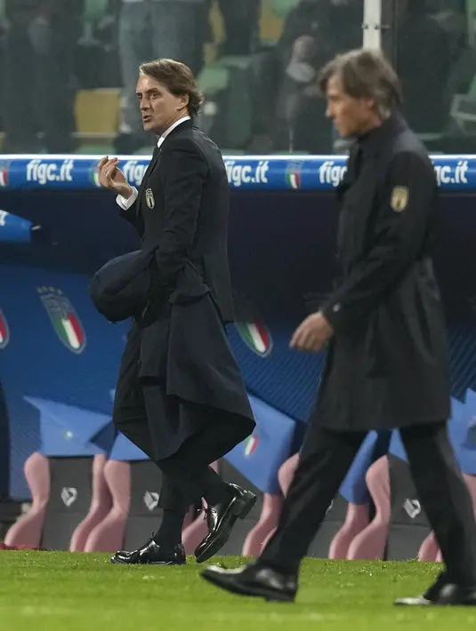 Pelatih Italia, Roberto Mancini meninggalkan lapangan usai bertanding melawan Makedonia Utara pada pertandingan play-off kualifikasi Piala Dunia di stadion Renzo Barbera, di Palermo, Italia, Jumat (24/3/2022). Italia kalah dari Makedonia Utara 0-1. (AP Photo/Antonio Calanni)