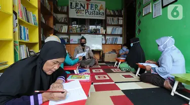 Ibu rumah tangga belajar menulis dan berhitung saat kegiatan gerakan berantas buta aksara di Taman Bacaan Masyarakat (TBM) Lentera Pustaka, Bogor, Minggu (2/5/2021). Lebih dari dua setengah tahun, TBM Lentera Pustaka mengajarkan puluhan ibu-ibu yang buta aksara. (merdeka.com/Arie Basuki)