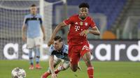 Gelandang Bayern Munich, Kingsley Coman (depan) lolos dari hadangan bek Lazio, Patric dalam laga leg pertama babak 16 besar Liga Champions 2020/21 di Olimpico Stadium, Selasa (23/2/2021). Bayern Munich menang 4-1 atas Lazio. (AP/Gregorio Borgia)