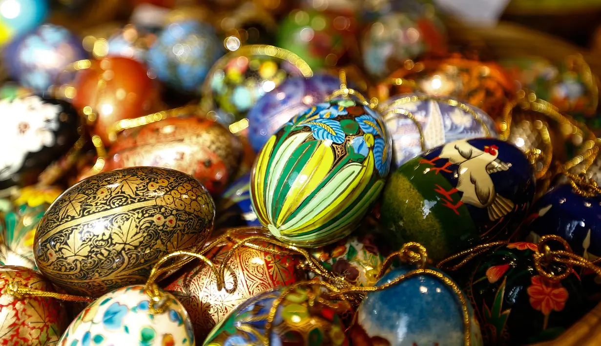 Sejumlah telur Paskah dipajang di sebuah toko di Old Town Square, Praha, Republik Ceko (23/3). Dengan warna yang bermacam-macam membuat hari Paskah lebih semarak. (REUTERS/David W Cerny)