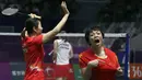 Pasangan China, Qingchen Chen dan Yifan Jia, melakukan selebrasi usai mengalahkan pasangan Jepang Misaki Matsutomo and Ayaka Takahashi, pada laga Asian Games di Jakarta, Senin (27/8/2018). (AP/Achmad Ibrahim)