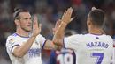 Pemain Real Madrid Gareth Bale (kiri) merayakan dengan Eden Hazard setelah mencetak gol ke gawang Levante pada pertandingan La Liga Spanyol di Stadion Ciutat de Valencia, Valencia, Spanyol, Minggu (22/8/2021). Pertandingan berakhir dengan skor 3-3. (AP Photo/Alberto Saiz)