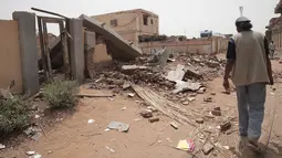 Perang saudara di Sudan membuat rumah-rumah warga hancur. Warga pun menyaksikan rumah mereka jadi puing-puing.  (AP Photo/Marwan Ali)