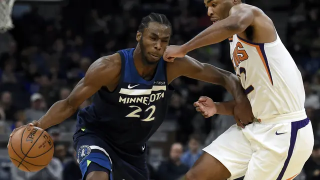 Andrew Wiggins menerobos pertahanan Suns (AP)