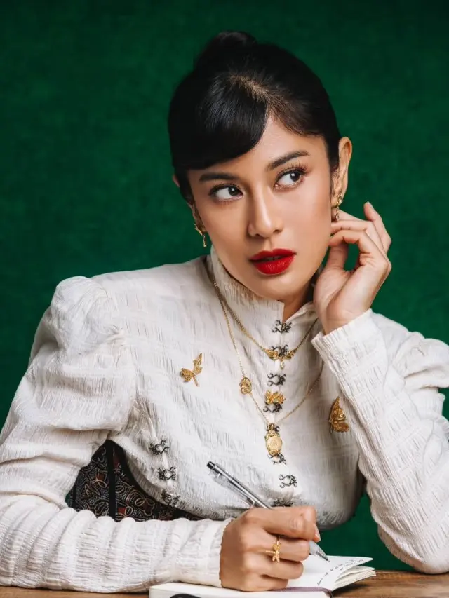 Gaya Dian Sastro dengan Bros