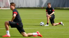 Bek Bayern Muenchen, Philipp Lahm (kanan) saat sesi latihan di Allianz Arena, Munich, Jerman (11/5/2015). Bayern Muenchen akan menantang Barcelona di leg kedua semifinal Liga Champions. (Reuters/Michaela Rehle)