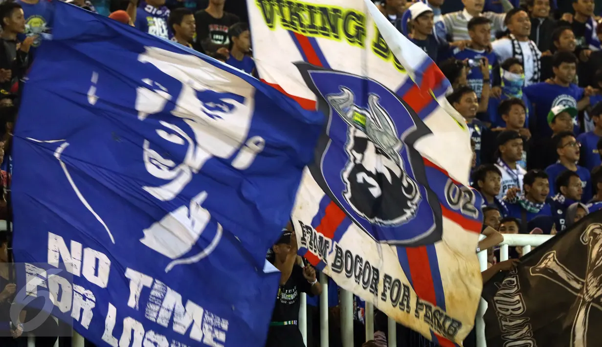 Suporter mengibarkan bendera saat merayakan kemenangan Persib atas Semen Padang di perebutan tempat ketiga Piala Presiden 2017 di Stadion Pakansari, Kab Bogor, Sabtu (11/3). Persib unggul 1-0. (Liputan6.com/Helmi Fithriansyah) 