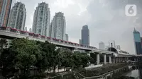 Gerbong kereta Light Rail Transit (LRT) terparkir di jalur Dukuh Atas, Jakarta, Kamis (17/2/2022). Harga tiket LRT Jabodebek mencapai Rp 15 ribu per penumpang untuk rute Dukuh Atas-Cibubur. (Liputan6.com/Faizal Fanani)