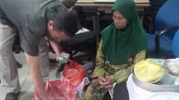 Pembawaannya sangat sederhana, ramah dan senyum yang terus menghiasi‎ wajahnya. 