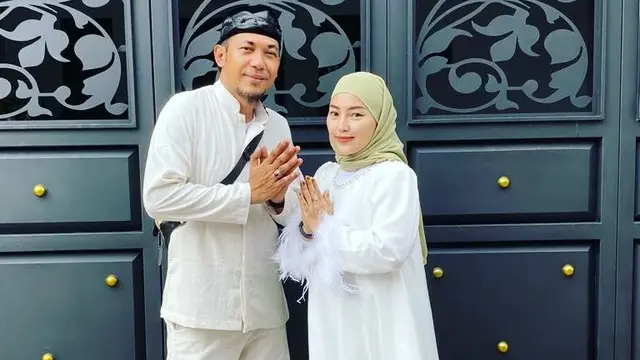 9 Potret Suami Mpok Alpa yang Selalu Setia Mendampingi