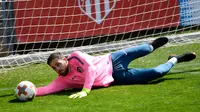 Kiper Atletico Madrid, Jan Oblak berusaha menghalau bola saat berlatih di Ciudad Deportiva Wanda di Madrid (2/5). Atletico akan bertanding  melawan Arsenal di leg kedua babak semifinal Liga Europa di Wanda Metropolitano. (AFP Photo/Pierre-Philippe Marcou)