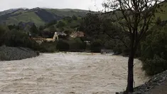 Sungai Alameda yang meleuap mengalir dengan cepat di Fremont, California, saat sistem badai terbaru bergerak pada hari Jumat, 10 Maret 2023. Lebih dari 9.000 penduduk California berada di bawah perintah evakuasi pada hari Jumat karena sungai atmosfer baru membawa hujan lebat, badai petir, dan angin kencang, meluapnya sungai dan anak sungai serta membanjiri beberapa jalan raya utama selama perjalanan pagi. (Dai Sugano/Bay Area News Group via AP)