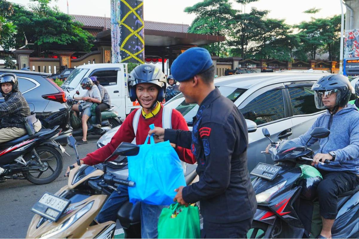 FOTO: Polri dan Buruh Bagikan Sembako ke Warga Jakarta