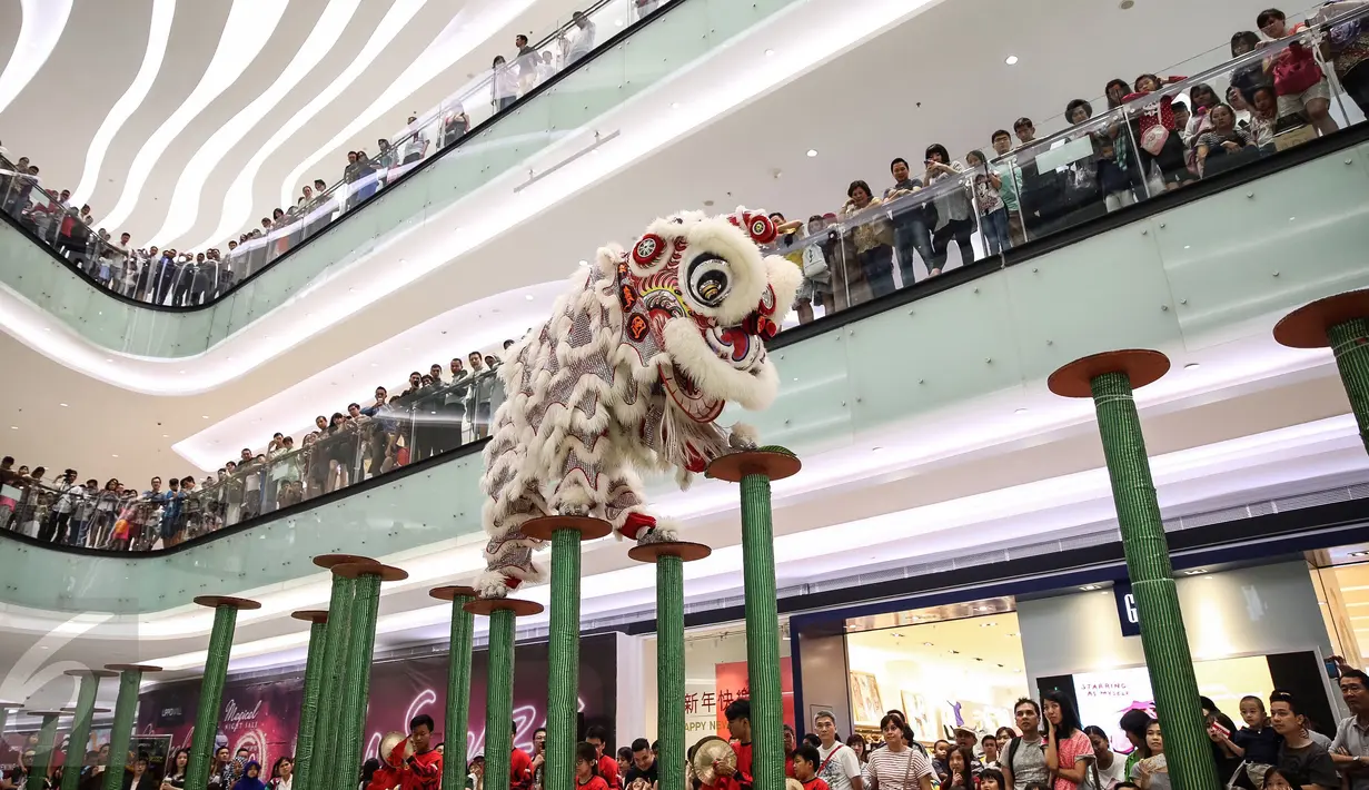 Pengunjung melihat aksi Barongsai Tonggak di Lippo Mall Puri, Jakarta Barat, (21/01). Kegiatan yang digelar Sabtu dan Minggu berlangsung hingga 5 Februari. (Liputan6.com/Fery Pradolo)