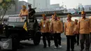Veteran pejuang kemerdekaan menaiki kendaraan komando saat mengikuti pawai di Jakarta, Selasa (11/8/2015). Pawai tersebut merupakan puncak peringatan Hari Veteran Nasional. (Liputan6.com/Yoppy Renato)